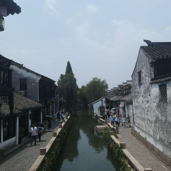 湘西两女孩在水坝上拍照被冲走，水边游玩要注意些什么问题？游戏画面